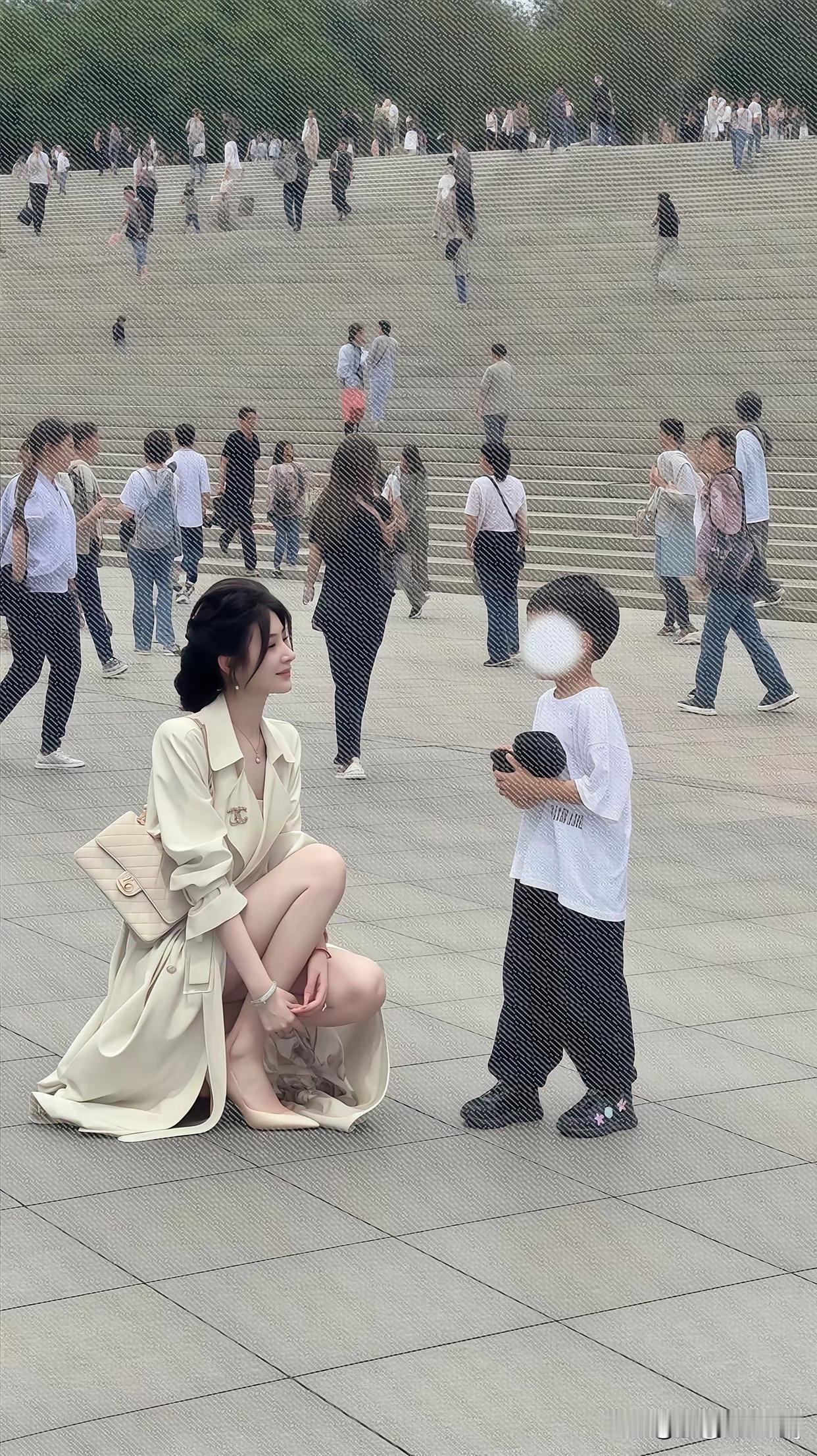 一个女孩和小孩在台阶前聊天。