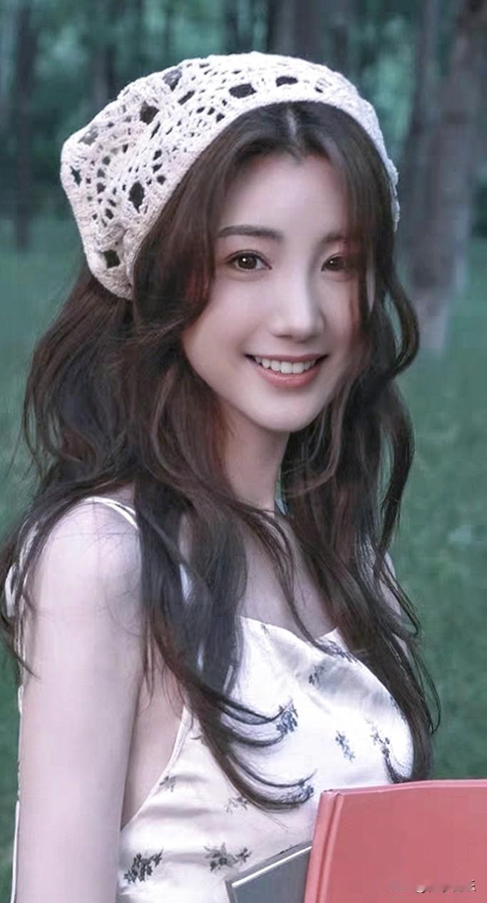 绿意漫林间，浅笑伴书香。
 分享一张你最近随拍的照片 分享你的随手拍