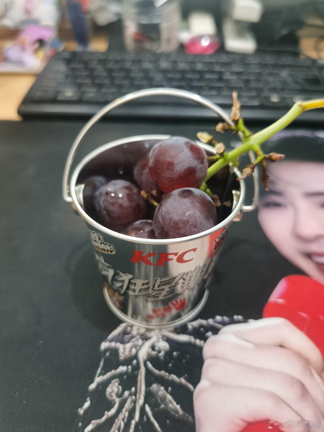 摩登兄弟刘宇宁三节合一线上直播免费开唱 这个季节康乃馨和葡萄🍇更配哦！ 