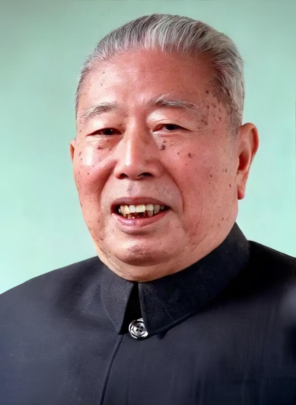 他是真正的三朝元老。跟随毛主席参加过秋收起义，在毛主席时代，他当过云南省委第一书