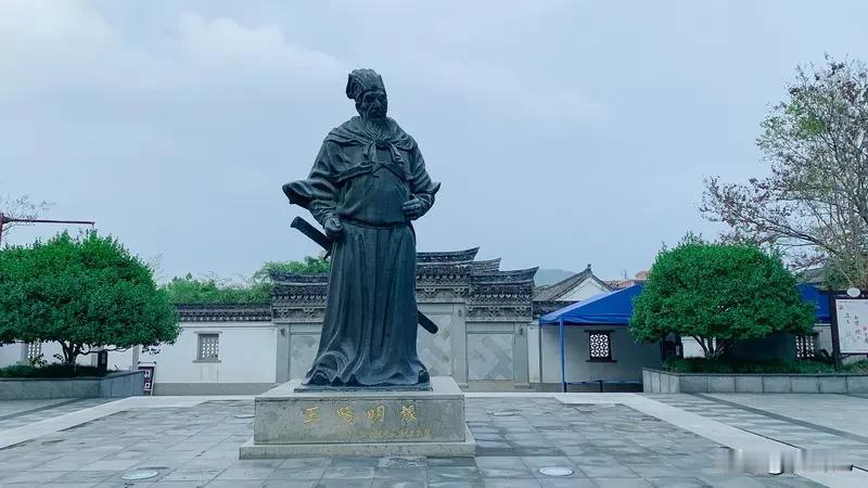 王阳明四句教：
无善无恶心之体，
有善有恶意之动。
知善知恶是良知，
为善去恶是