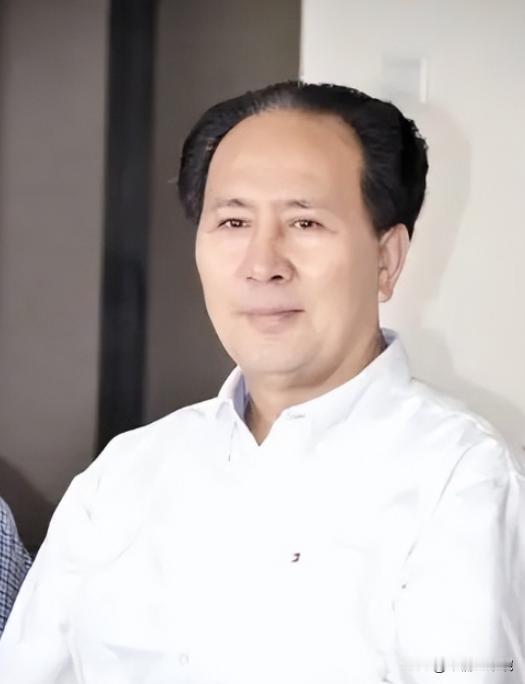 您长得真像毛主席！1994年，河南法官许国寅有一次坐出租车，司机一回头，看到他的