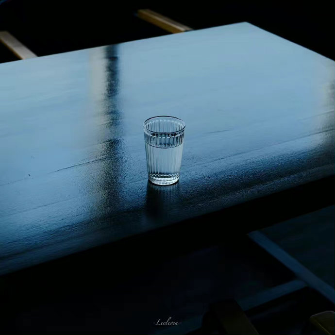 单纯地享受夏日的阳光、感受着时间的流逝，是很棒的一件事。｜乙一 ​​​