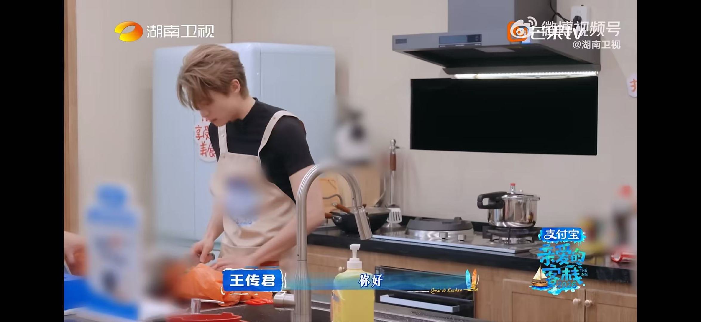 王鹤棣连线王传君求菜谱亲爱的客栈从发现问题到连线求助一气呵成，王鹤棣的果断执行力