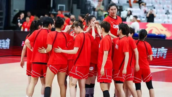 中国女篮热身赛再胜尼日利亚队中国女篮在9日晚于海口进行的第二场热身赛中以69:6
