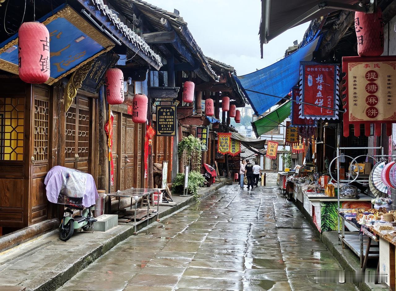 《微雨闲行踏古镇》恩阳古镇记1
恩阳古镇坐落于四川巴中恩阳区，距今近一千五百年，