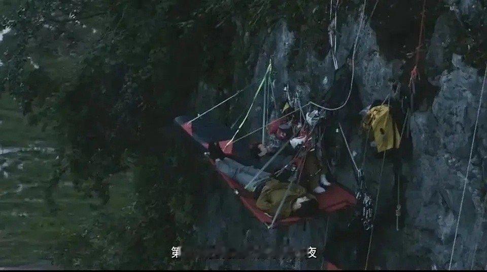 王一博是为了博热度嘛，怎么还在悬崖弄吊床，不怕教坏孩子吗 ​​​