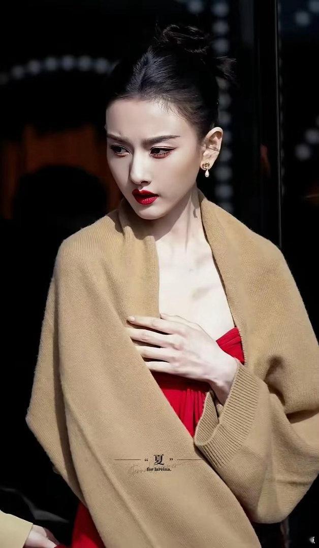 宋祖儿骨相颜值堪称满分，大胆驾驭大红大绿配色，依旧穿出高级气场，氛围感直接拉满。