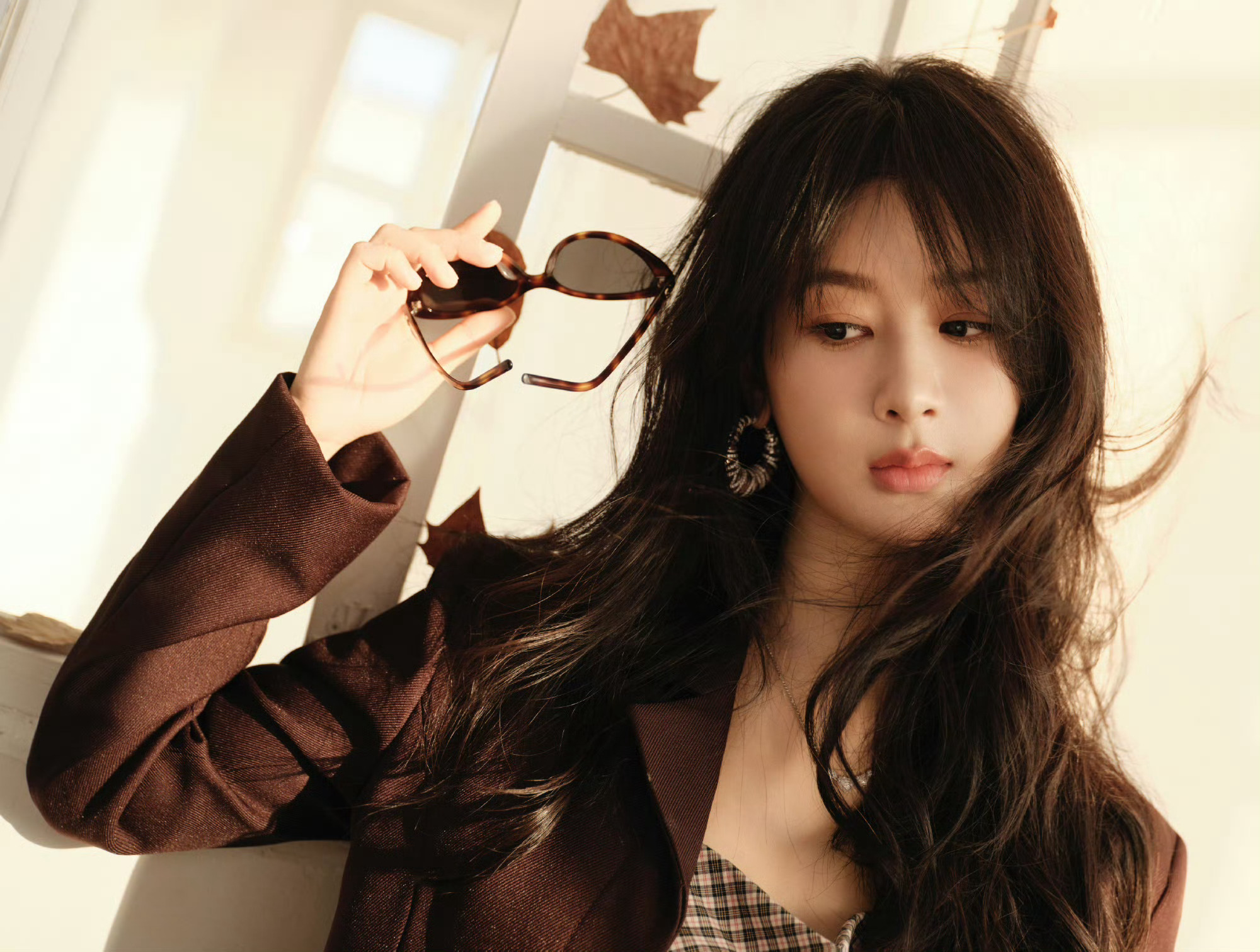 杨紫格子短裙樊浩给杨紫化妆樊浩给杨紫化妆，格子短裙好看，绝啦 