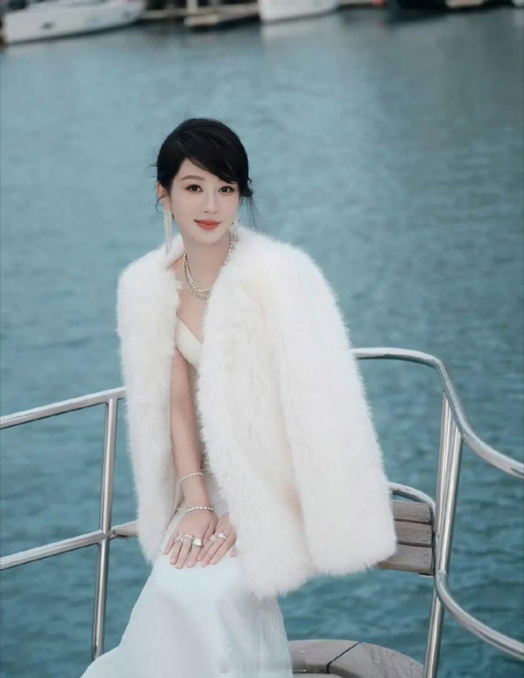 哇哦哦，杨紫今日份活动图来啦，一身白色系妆造，披着白色绒毛大衣，真的是很有小富婆