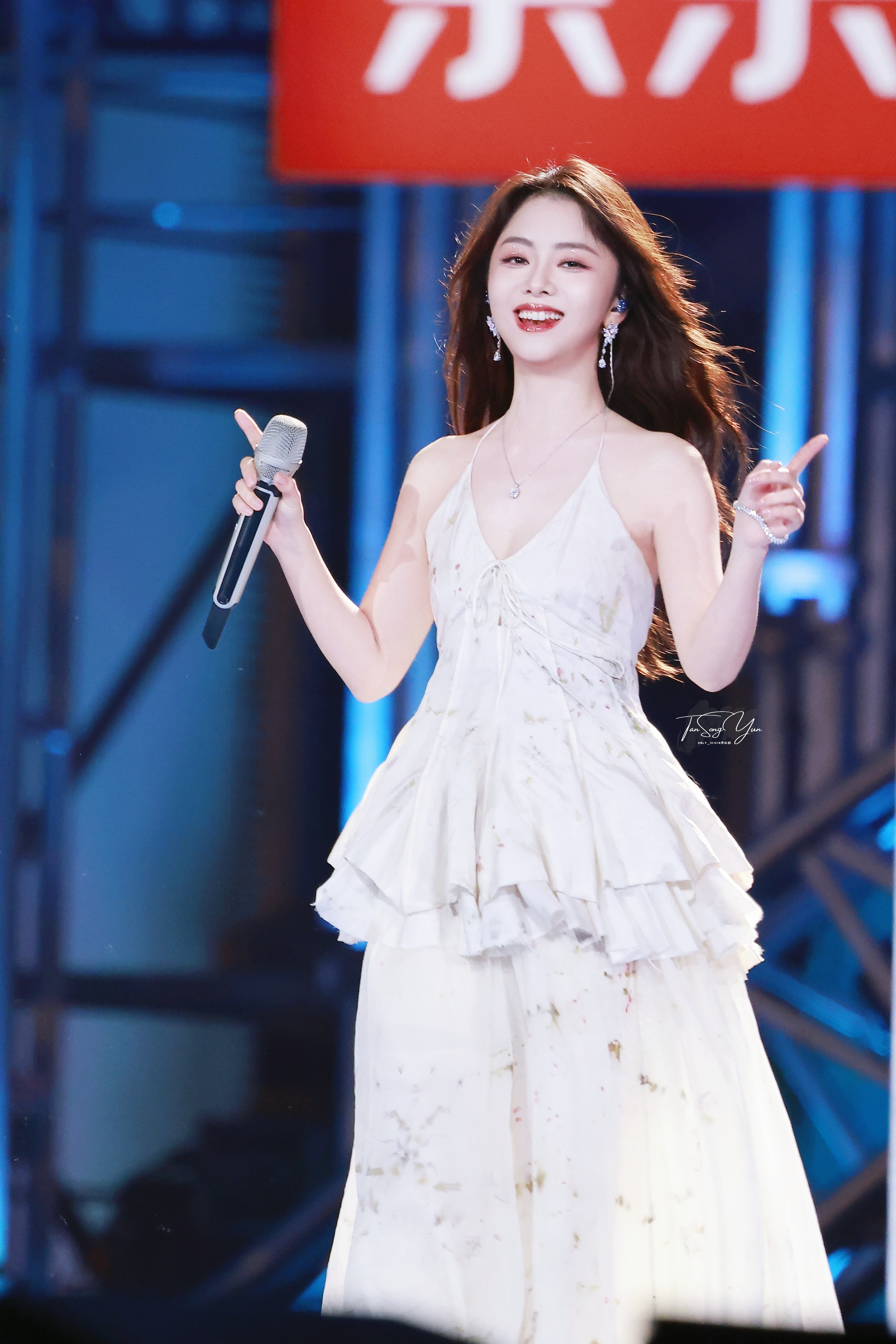 谭松韵谭松韵 李尖尖美成白月光了昨晚跨年舞台上的谭松韵，真的就是那种一出现，世界