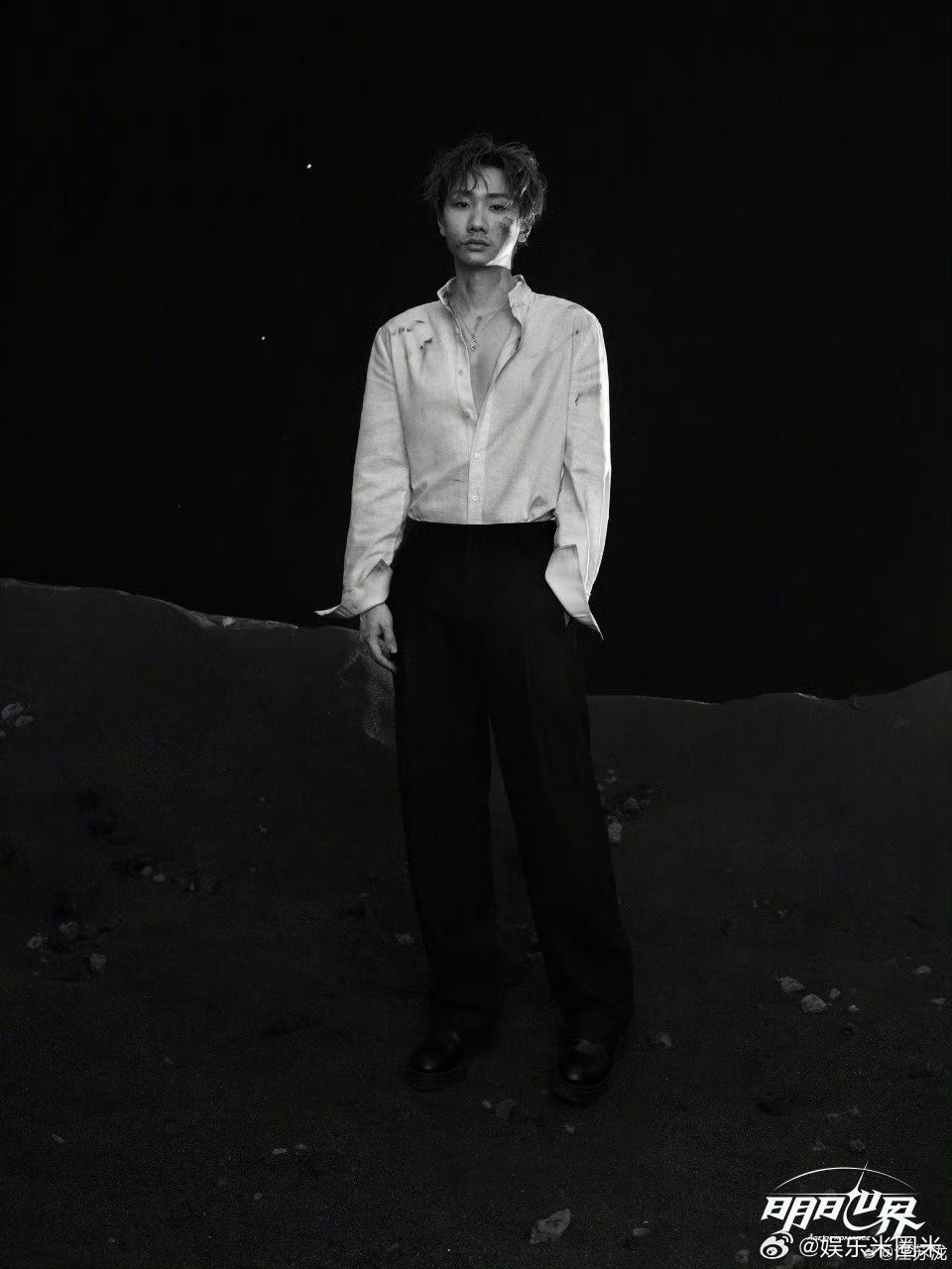 汪苏泷明日世界海报汪苏泷胡渣造型 汪苏泷明日世界海报释出，胡渣造型尽显男人味，废