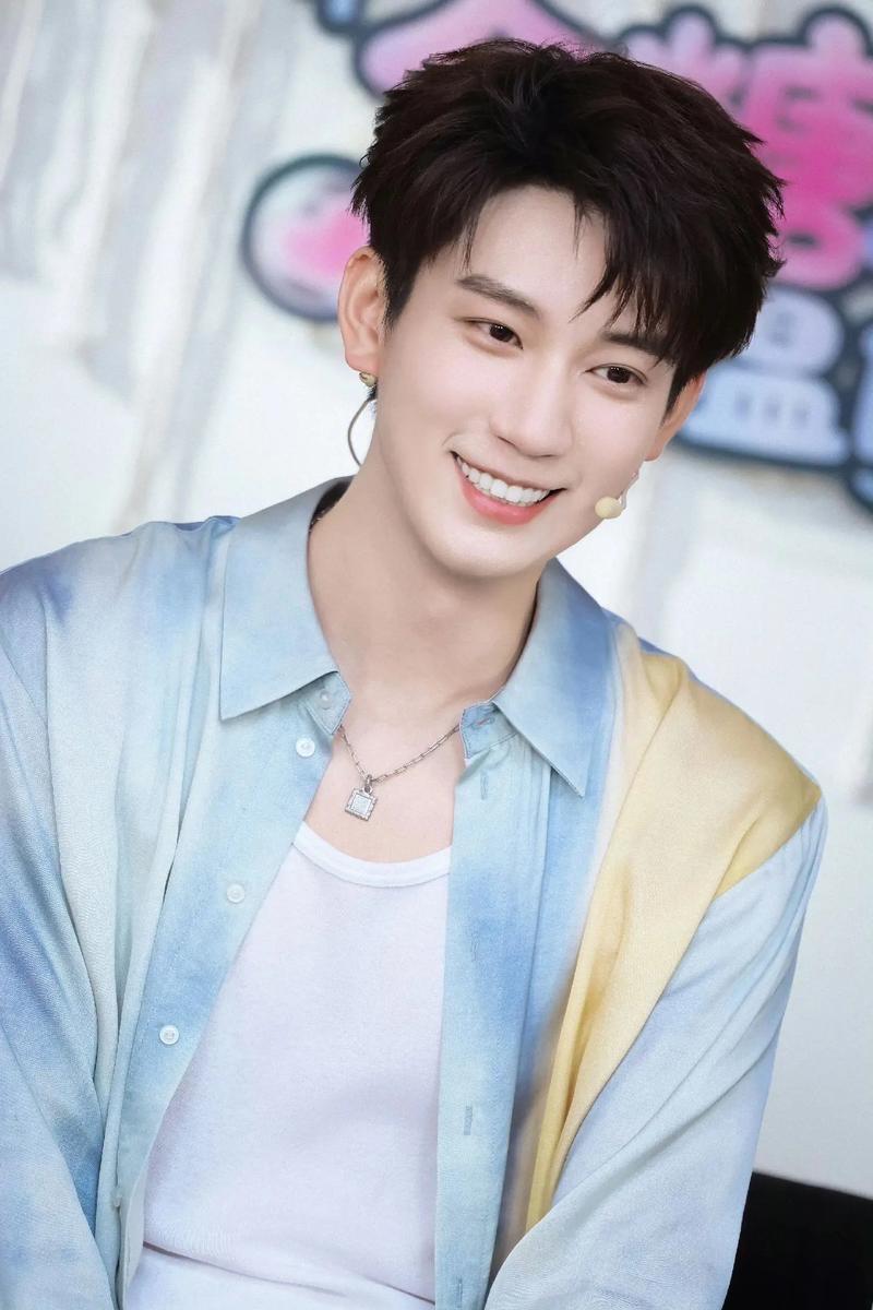 王子奇被曝在车内吸烟后，将烟头丢出窗外。本人公开道歉：很抱歉给环卫造成了困扰，感