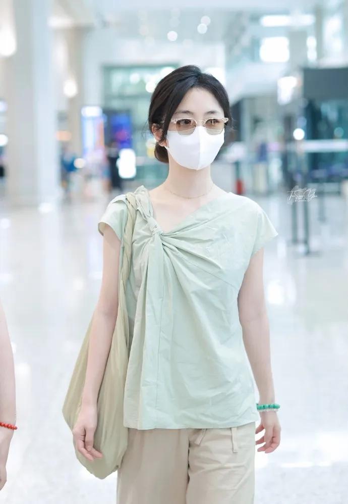 谭松韵素颜机场造型太治愈！
薄荷绿扭结无袖上衣+卡其阔腿裤
浅色系清爽降温，上窄