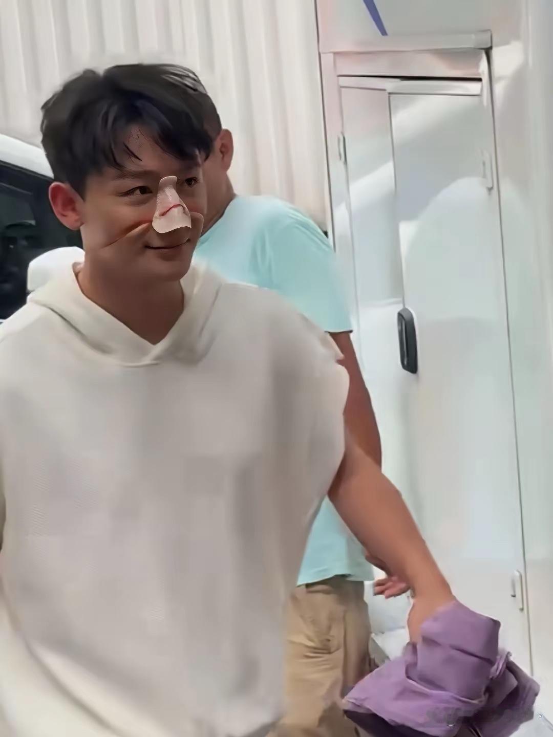张晚意这鼻子看起来好严重啊 