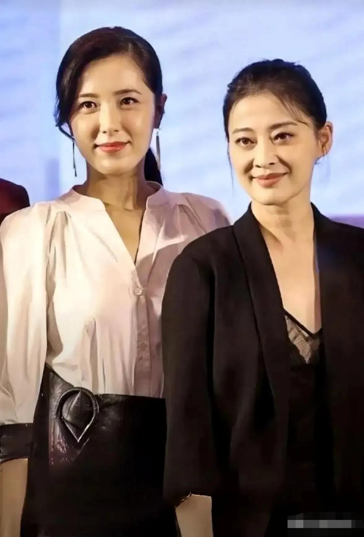 难怪明星都夸曾黎长得美，这张照片里的她确实好看，似一朵散发着芬芳的人间富贵花。此