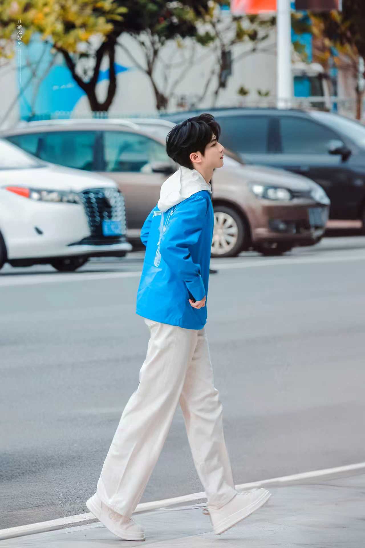 穆祉丞星辰大海上班饭拍来啦，好清爽帅气的小穆，一切顺利呀~ 