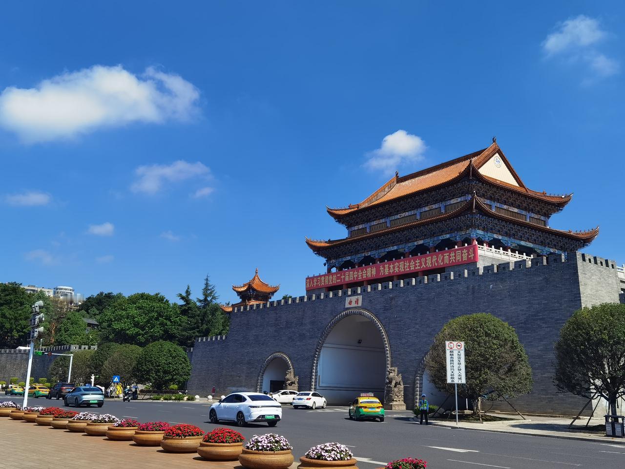 曲靖老年爱心卡实惠便利

昨天上午8点，我们乘车到达曲靖麒麟区党群服务中心，去办