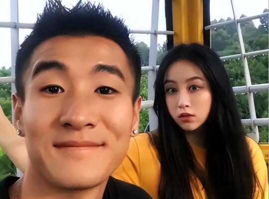 韦世豪妻子怒怼网友：你咋骂人呢