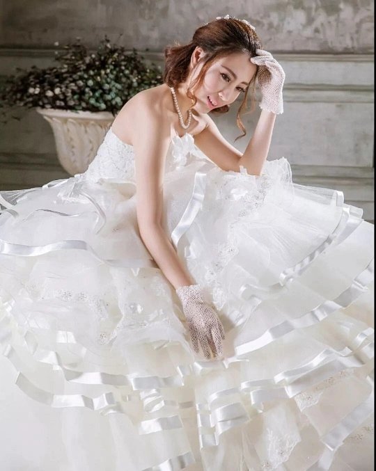 原来最美的婚纱是这样的原来最美的婚纱从不是堆砌满钻的奢华，而是藏着独属于自己的温