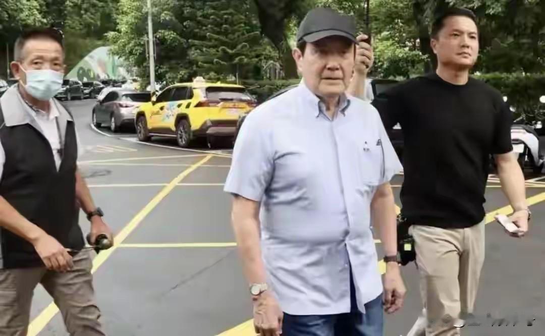 这个人在自掘坟墓，
火很快会烧到他自己身上