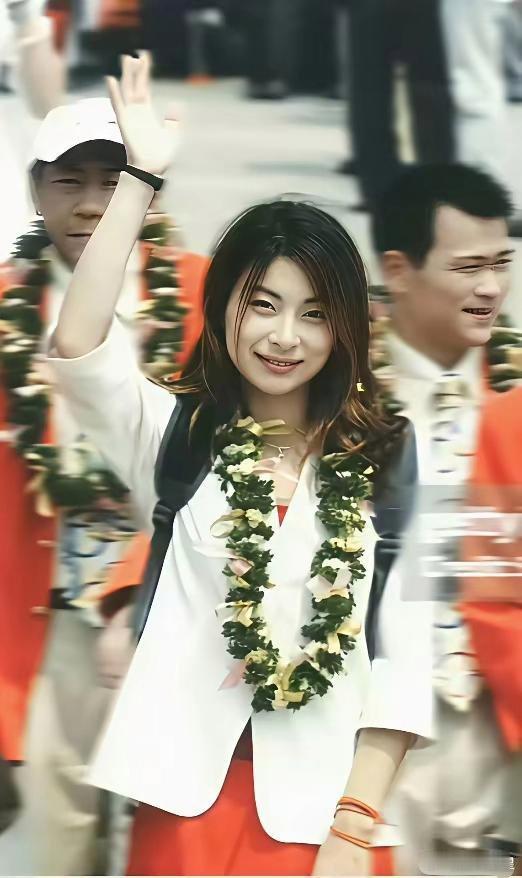 当年郭晶晶夺冠后是这样子访港的 ，难怪霍家大公子挪不开眼睛了 