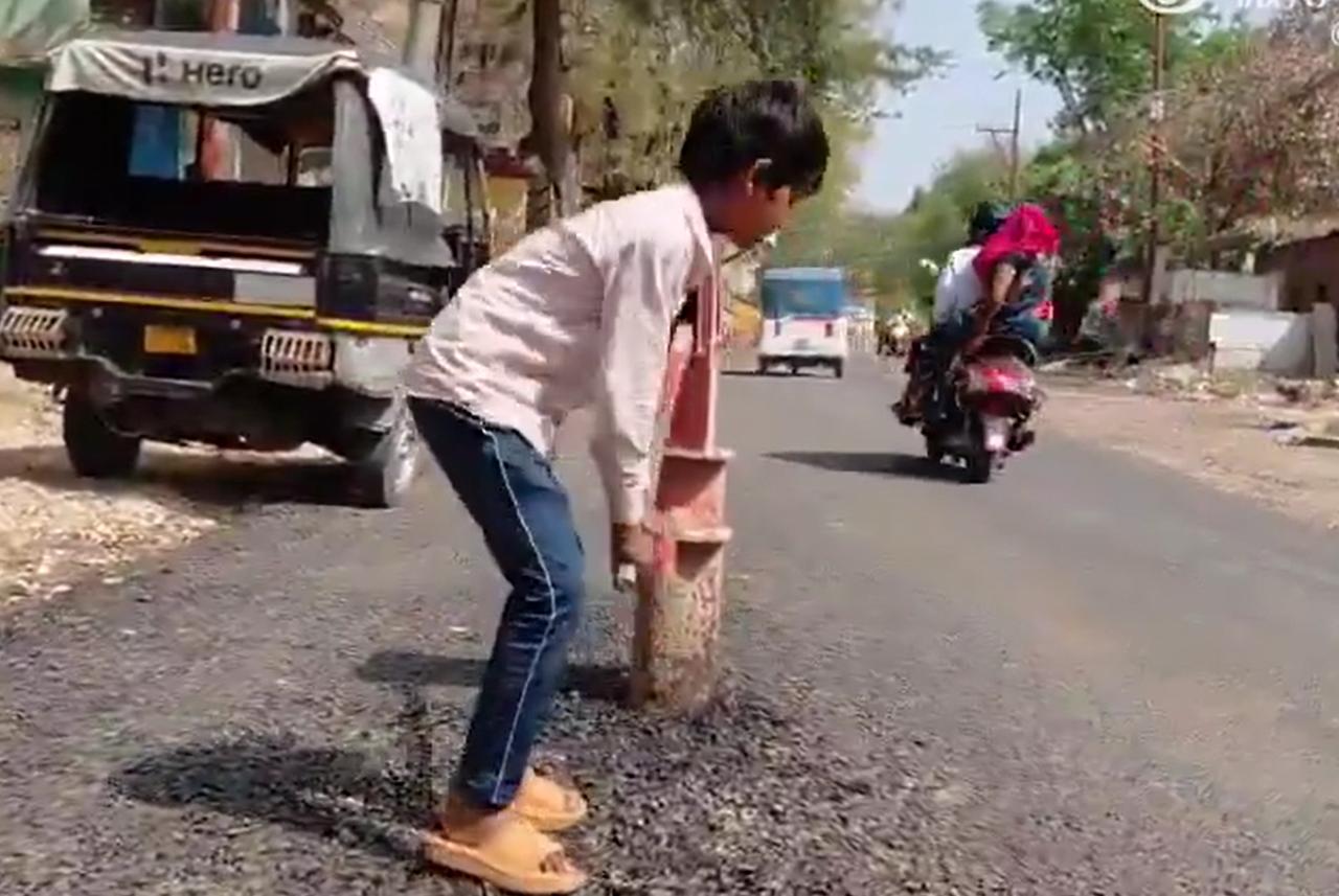 又是印度。

居然在马路中间，搞了一个压水井。

你说它不合理吧，它能让当地居民