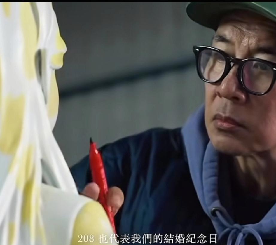 细节满满都是爱
这雕像不简单，具俊晔说:“熙媛（雕像)凝望的方向是南方208度，