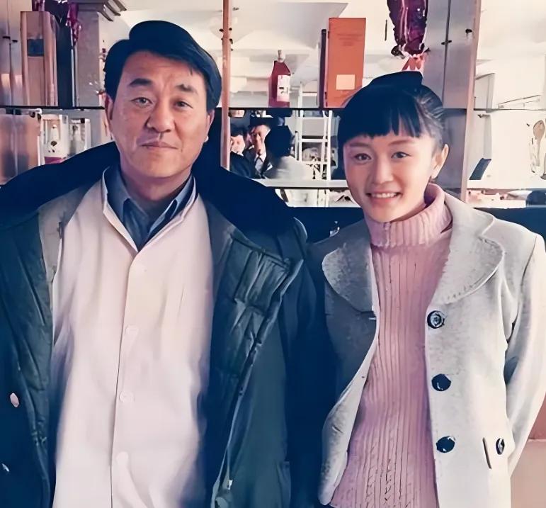 1997年，何冰遇到了多年未见的女同学李海洋，女同学说：“我都29了，嫁不出去了