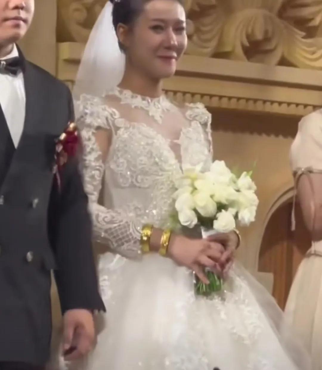 婚礼上，当新娘侧目看到公公婆婆的一刹那，没有绷住，掩面笑了起来！新郎略显紧张。
