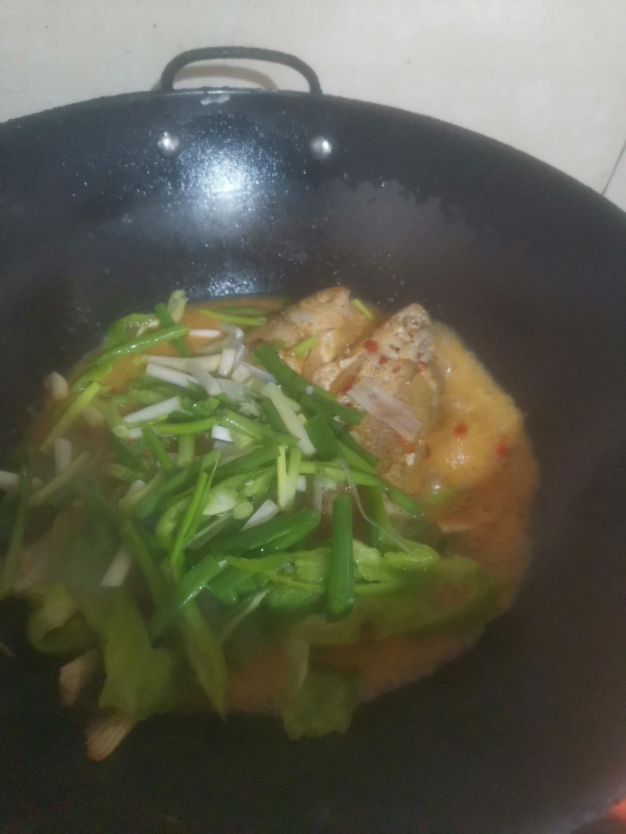 上午十点去我妈家。
我妈拿出冬瓜、一小块肉.、两条鱼。

我将冬瓜去皮切块，肉切