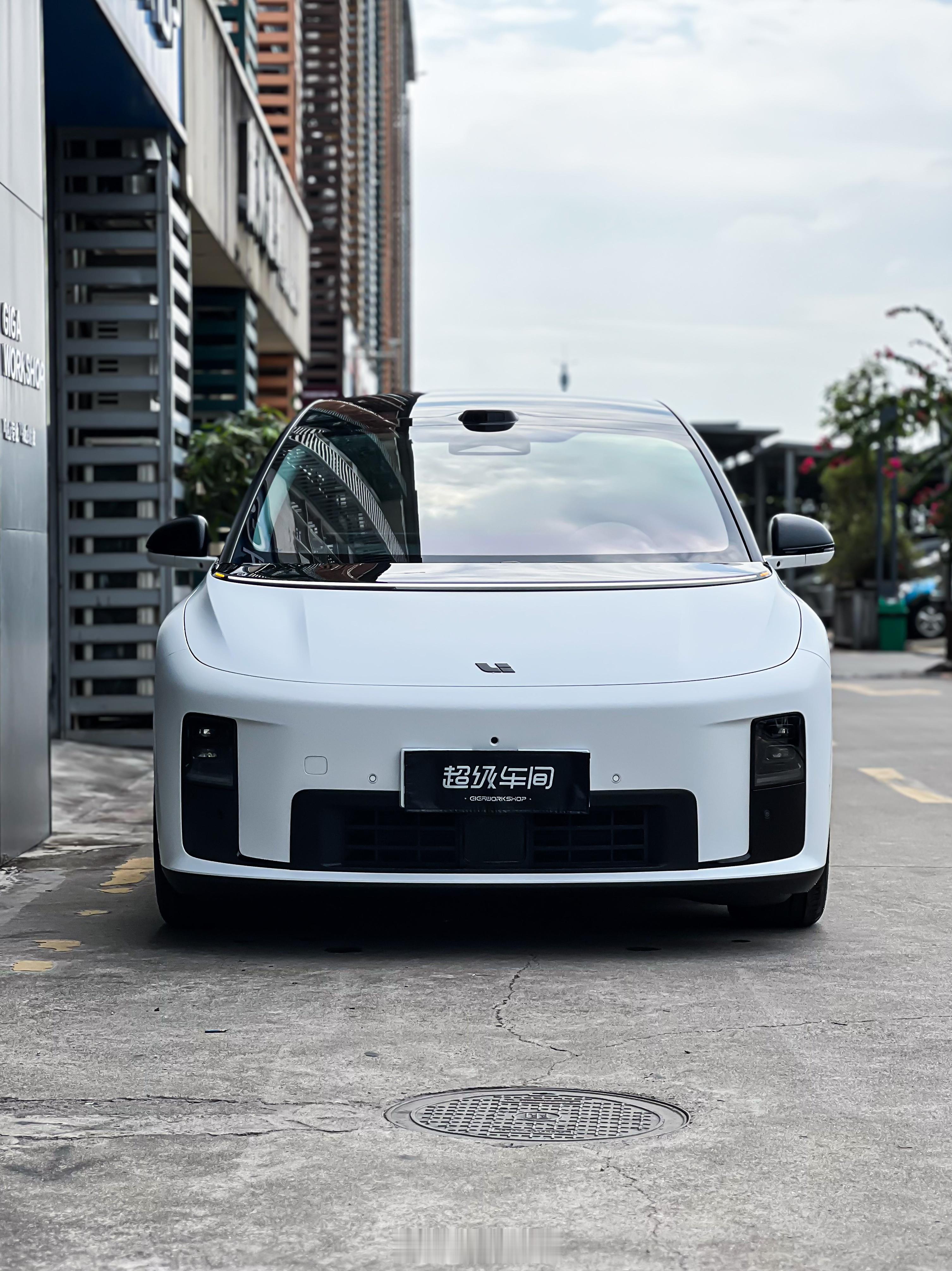 理想i8 · GIGA磨砂车衣交付实拍磨砂哑光白上身 干净又低调车身线条在柔光下