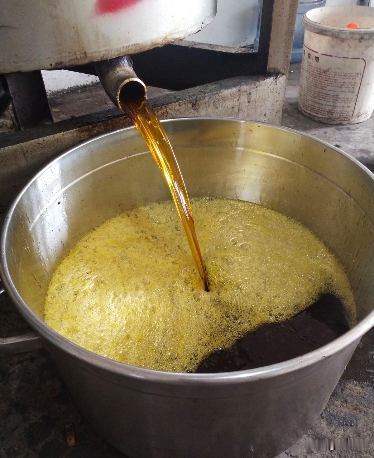 要搞清楚哪种油好，来看看这两种油的优缺点。
先来看农村自榨油的优缺点。

优点：
