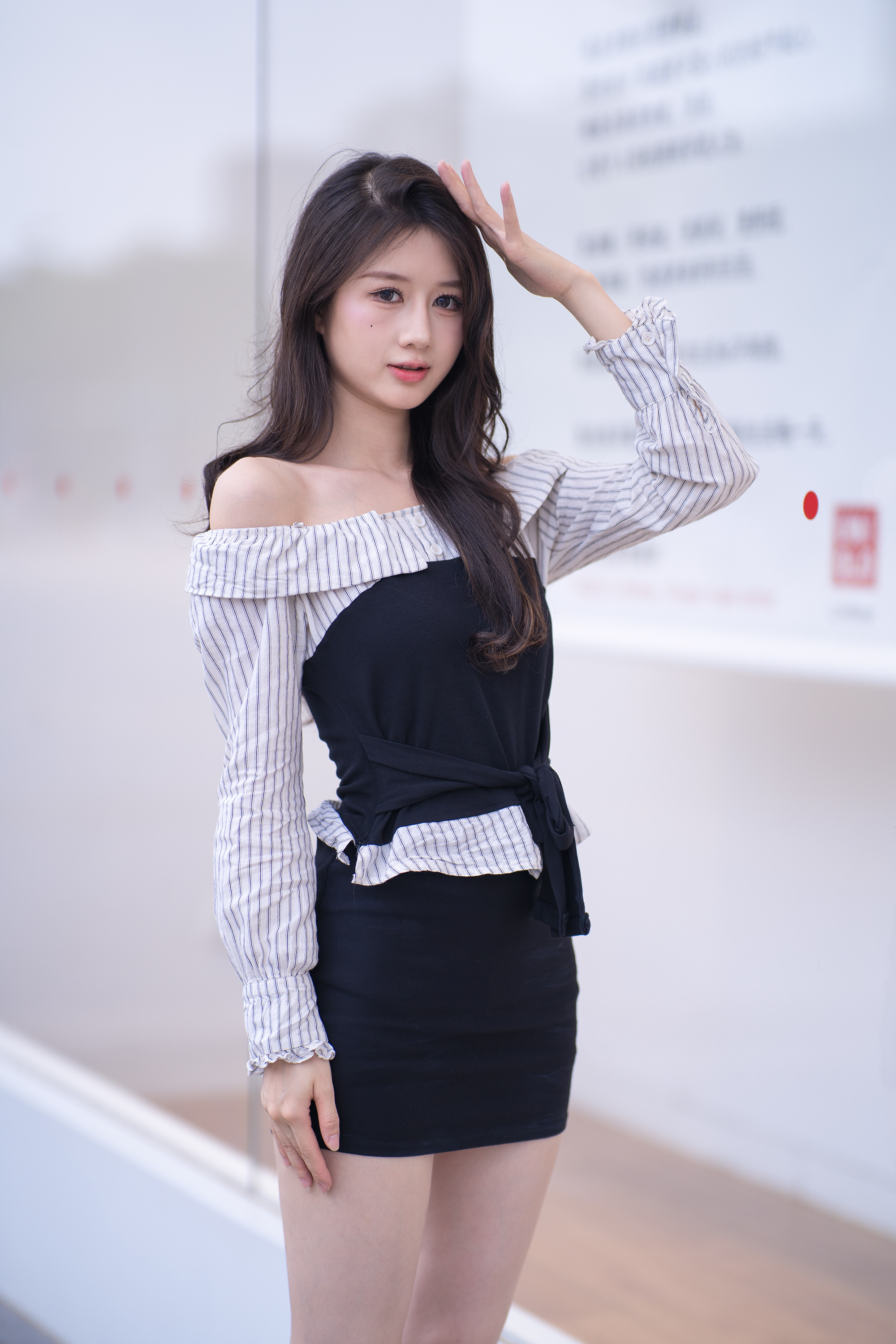 夏日的松弛感原来这么简单~在优衣库门口随便拍拍就很出片，基础款搭出随性氛围，舒服