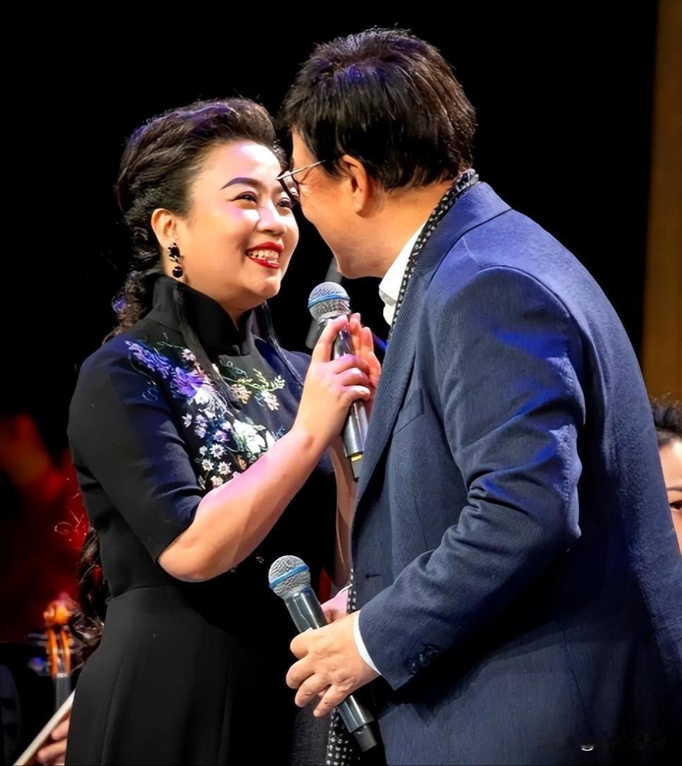 2026年春晚彩排现场，吕继宏一句“张也你是不是又胖了”，瞬间点燃全场。这哪是调