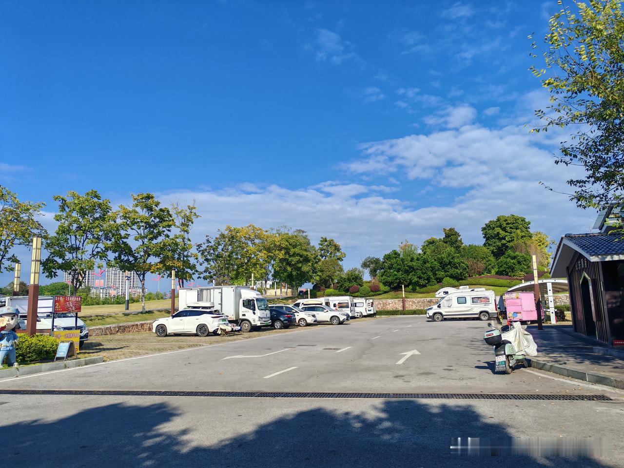 于都县免费露营地
1、可以免费停车，地面平整
2、有卫生间，24小时开放，免费使