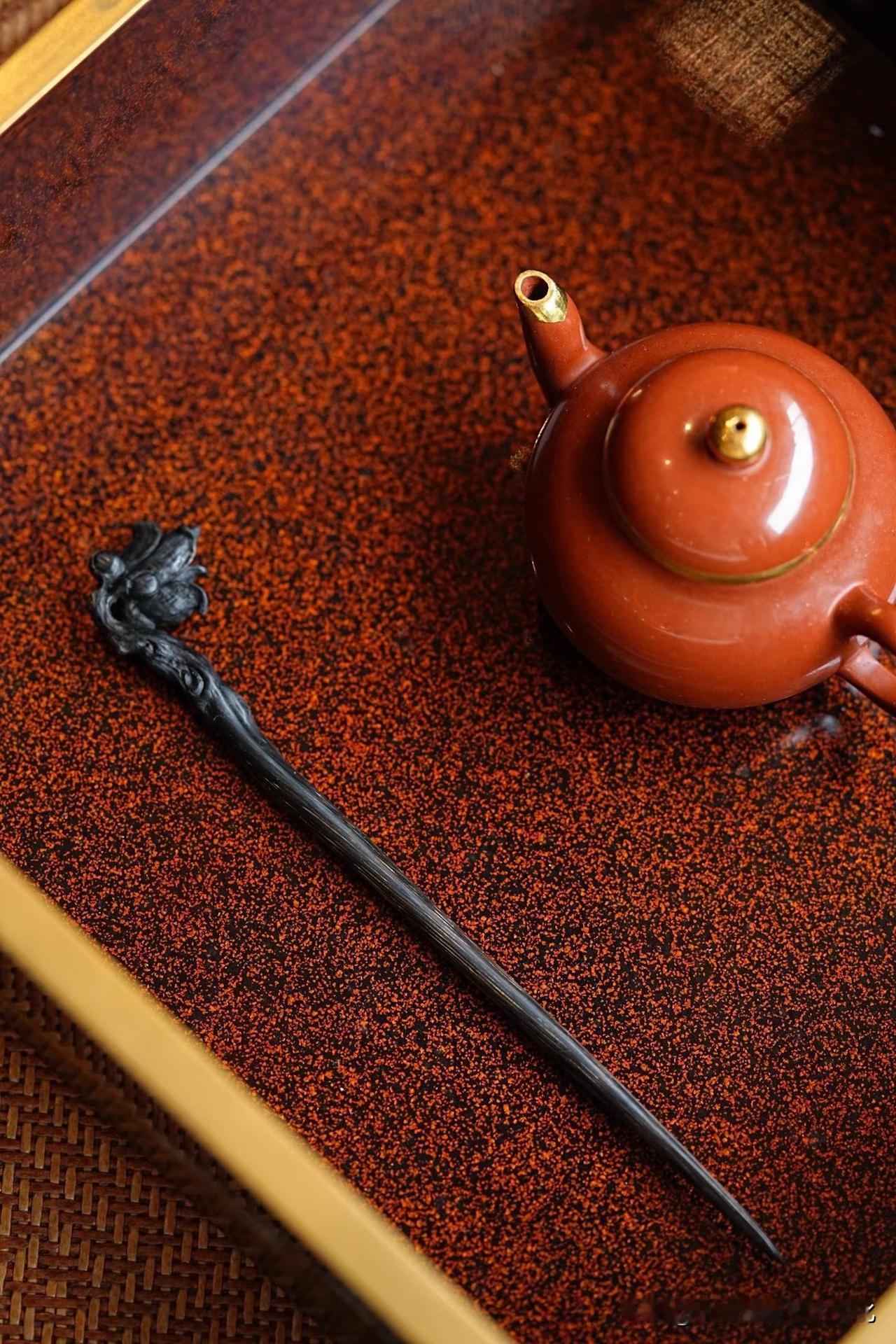 有些发簪的美，不在繁。
而在一朵玉兰，恰好开在发间。

这支《玉兰》发簪，线条细