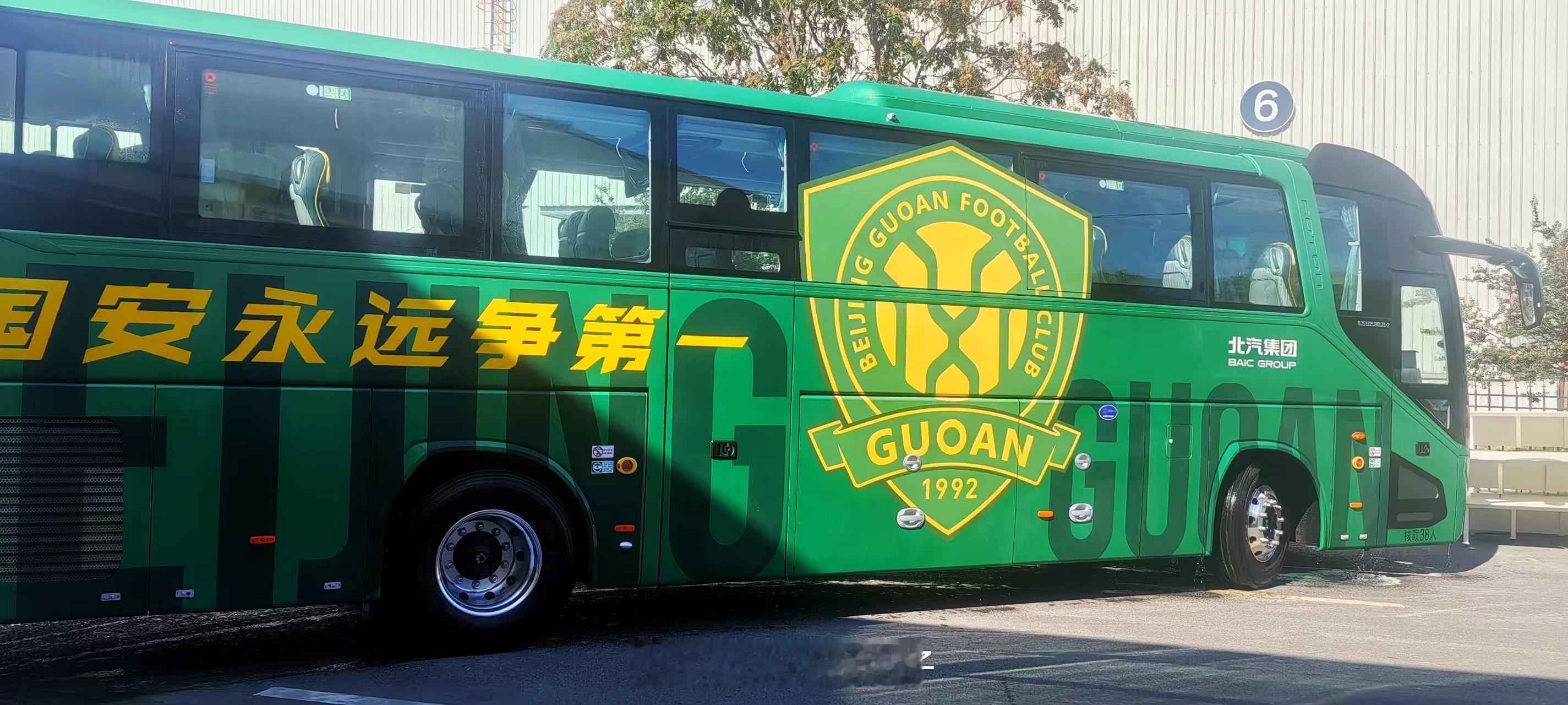 新车下线，北汽福田欧辉的12米级柴油大巴，内饰很漂亮北京国安