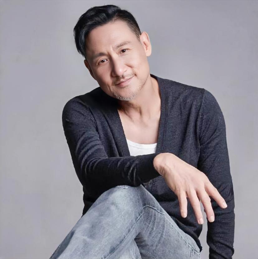 张学友近况：
张学友1961年在香港出生，是四大天王之一，被大家称作“歌神”。