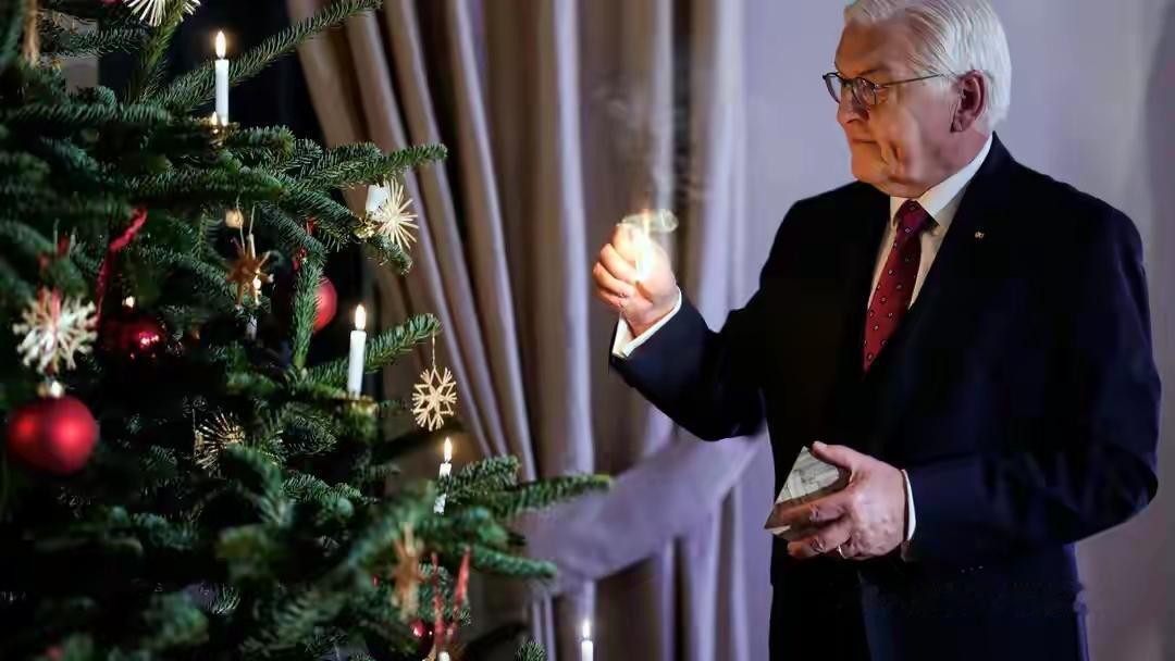 2025年德国总统施泰因迈尔的圣诞夜，主打一个“按传统出牌但句句走心”。按惯例在