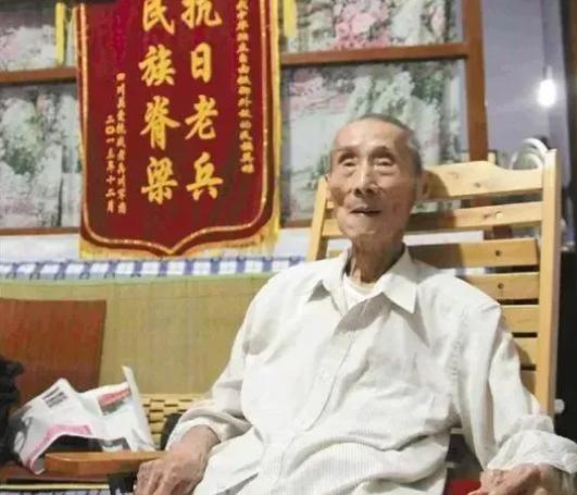 1942年，黄士伟在路上埋地雷阻击日军，没想到全部被日军排掉了，这时，他突然产生