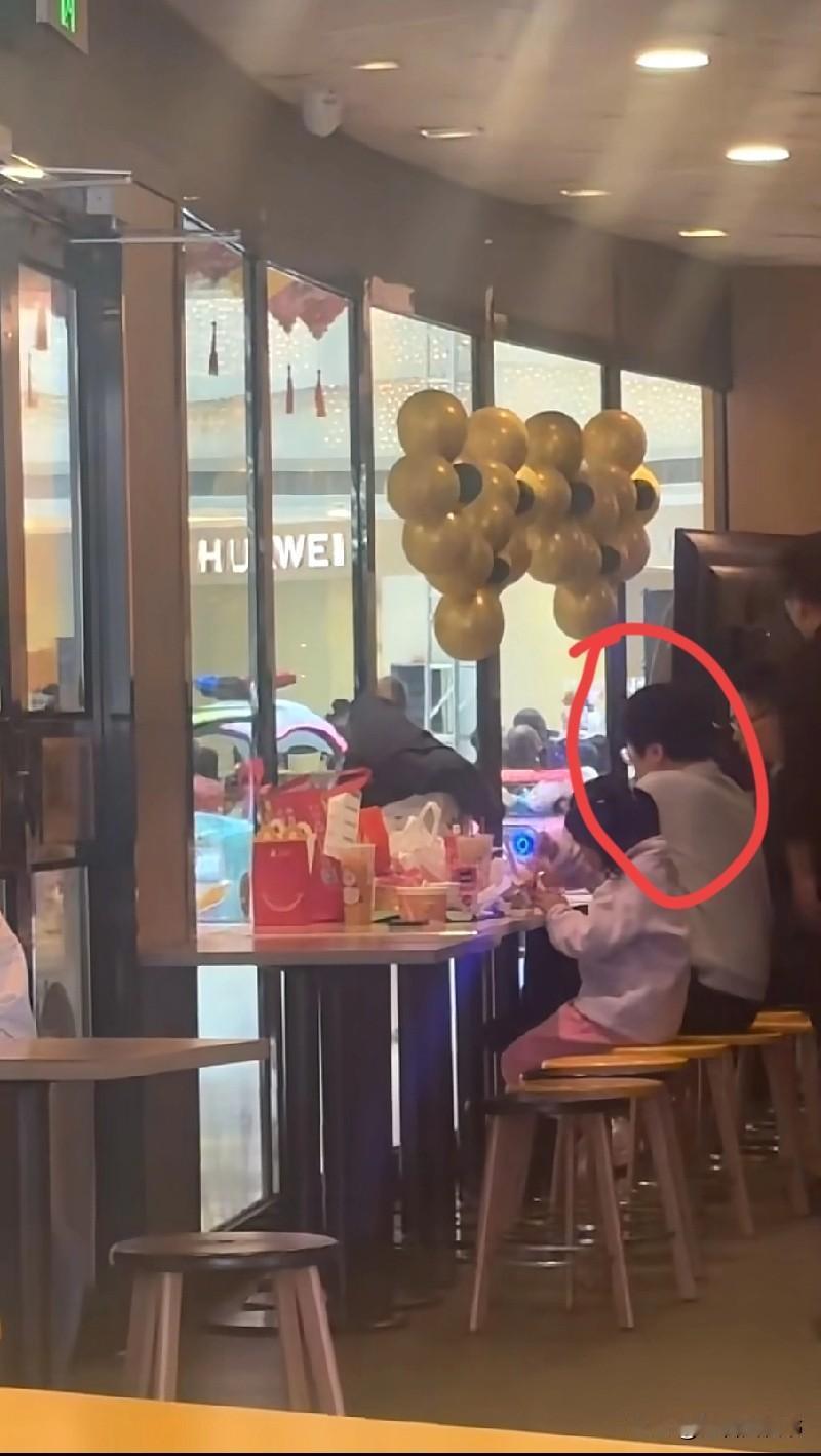 这位女士，到肯德基里什么都没买，反而点了一堆外卖，
当然这也没什么，但是她点了螺