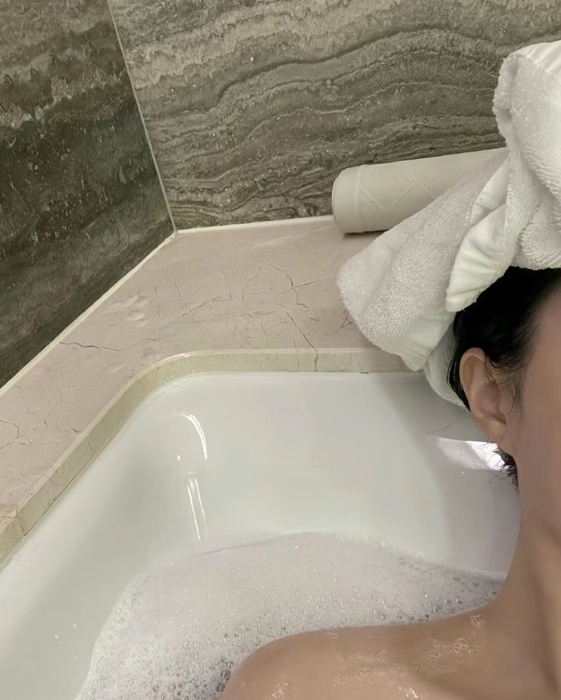 我没有很潇洒 只是疲惫不堪 扛不住转身流泪的时候 没人看到罢了. ​​​