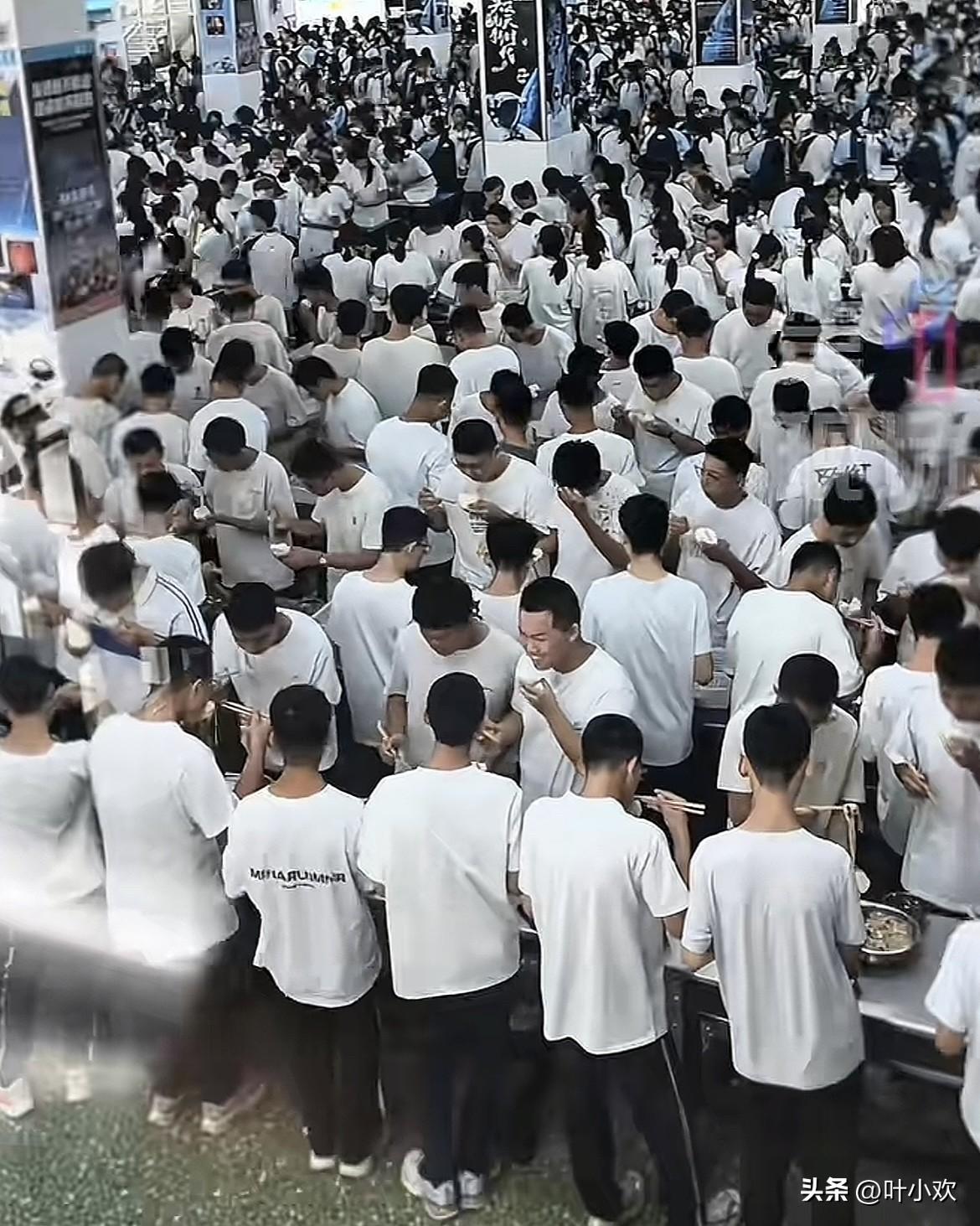 开眼界了！近日，山东聊城某中学的食堂引起广大网友关注，不是因为菜式有多丰富，也不