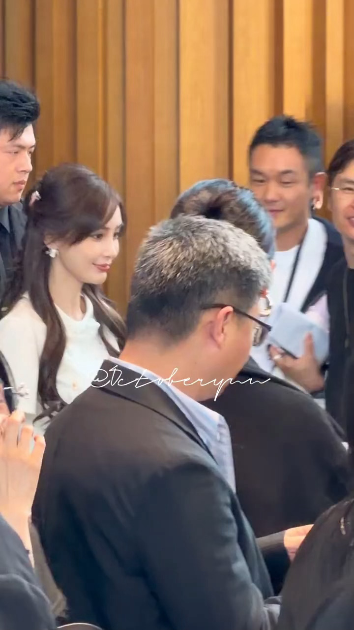 Angelababy今日线下活动丨完全青春女大来的 