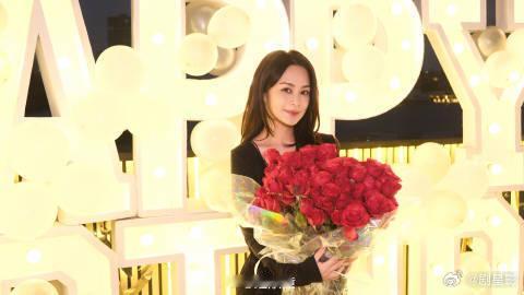 钟欣潼捧花生日照钟欣潼捧花生日照📸简直就是美到我了，好特别的一次惊喜！ 当然是