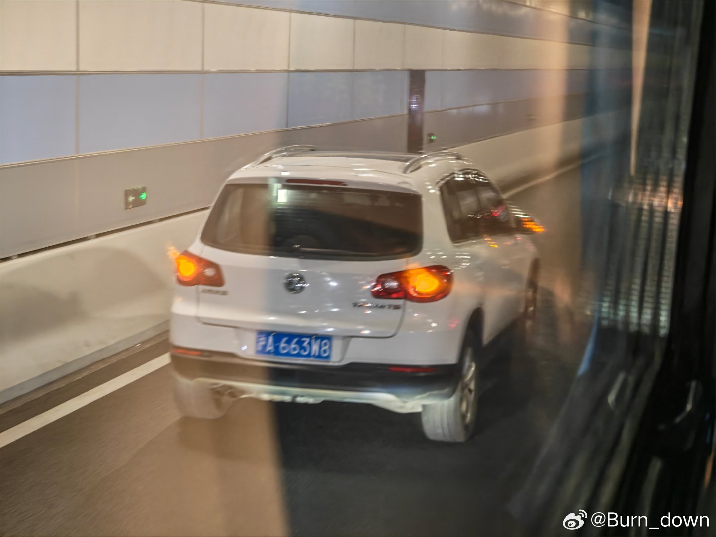 隧道车辆抛锚，整个隧道的速度一言难尽，上海的交通真的是垃圾 上海