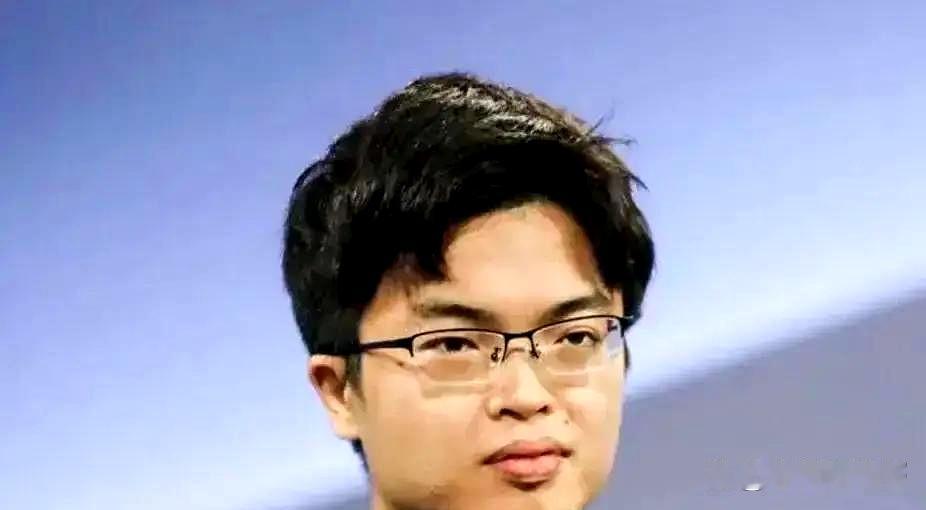 杨植麟的故事并不是简单的奋斗传奇，而是一个打破偏见的真实案例。初入清华，很多人对