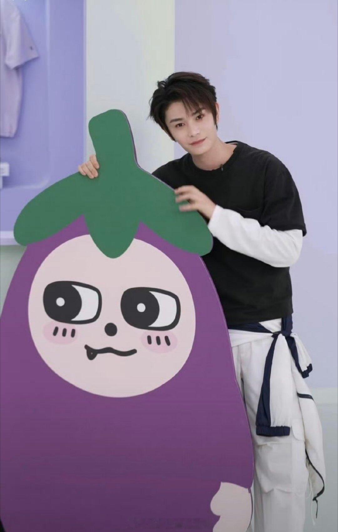 丁禹兮今天直播真的少年感的神，俺们茄尔斯也是一如既往的呢 