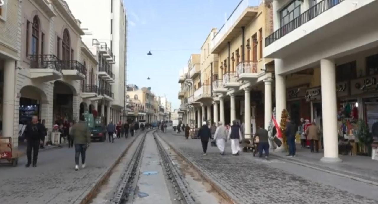 以色列对黎巴嫩多地发动空袭，在的黎波里等地造成大量人员伤亡，现场浓烟滚滚，建筑与